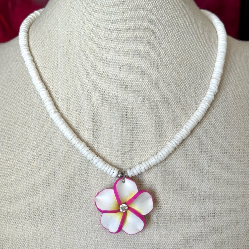 White and Pink Floral Pendant Shell Necklace